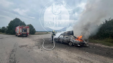 Вогонь знищив повністю: на Волині серед дороги горів автомобіль