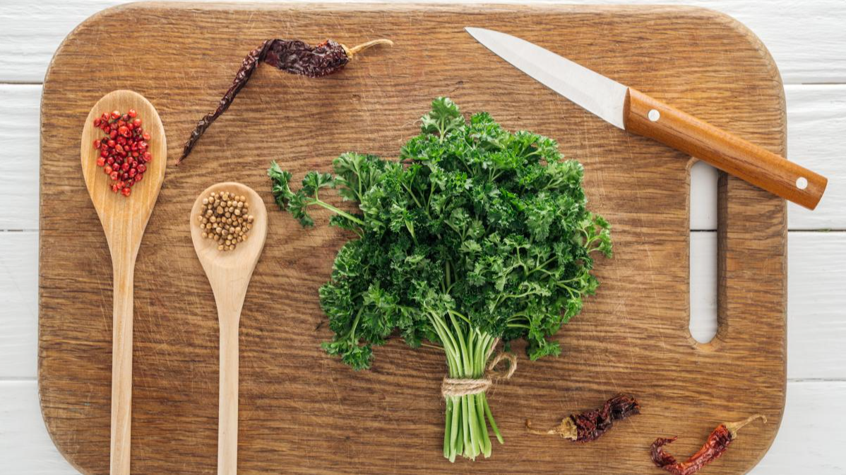 Як зберегти петрушку, селеру та базилік на зиму — щоб пахли, як свіжі