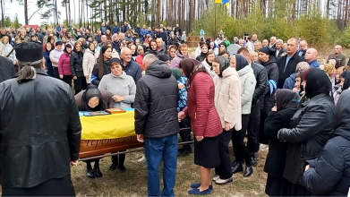 Загинув у стрілецькому бою на Донеччині: на Волині всім селом попрощалися з Героєм Олександром Швецем 