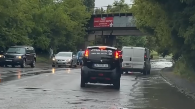 У Луцьку - затор через затоплення вулиці: деякі машини їдуть «вплав». Відео
