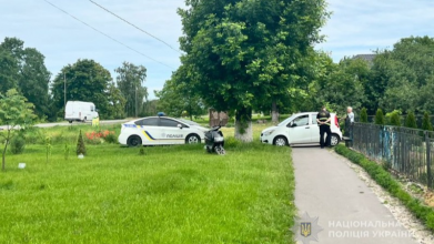 У Луцькому районі чоловік виїжджав авто з подвір'я та збив свого односельця на електроскутері