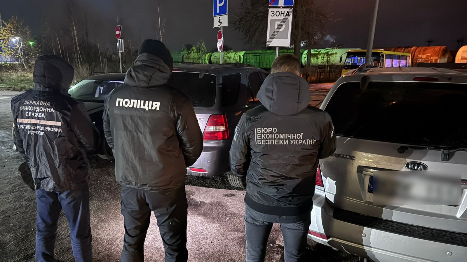 Ввозили автівки як гумдопомогу військовим і продавали: волинські прикордонники викрили схему контрабанди