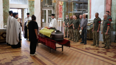 Загинув понад рік тому: у Луцьку в останню дорогу провели Героя Володимира Клименка