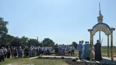 Біля хреста молилися молоді пари, які не могли мати дітей: у селі на Волині освятили каплицю