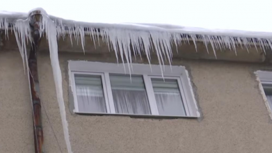 Небезпека бурульок у Луцьку: хто відповідає за крижані нарости на будинках і куди звертатися містянам