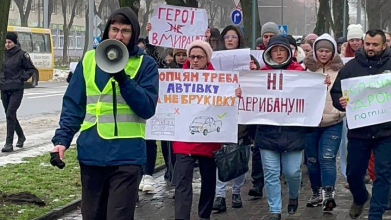 Більше грошей на ЗСУ: у Луцьку відбулася мирна хода