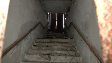 «Люди спотикаються, з колясками не можуть заїхати»: лучани скаржаться на стан укриття в одному з мікрорайонів