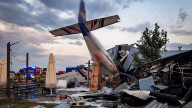 У Польщі літак впав на ангар, де люди ховалися від дощу, є загиблі