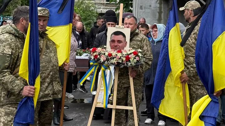 Двоє дітей без батька, дружина без опори: на Волині попрощалися з Героєм Максимом Єгоровим