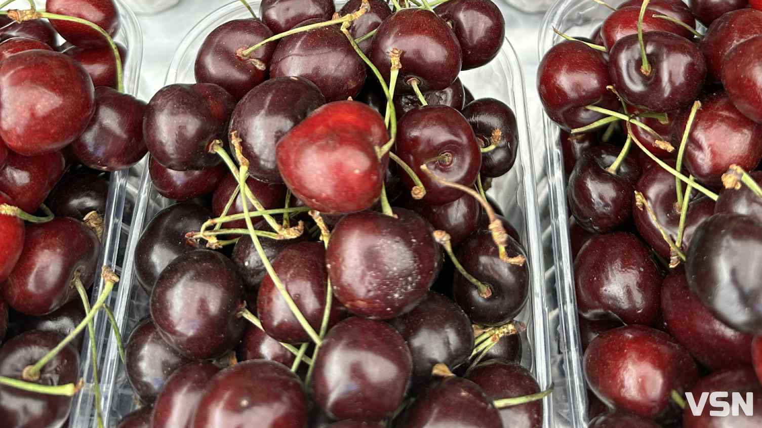 Скільки у Луцьку коштує черешня на ринку
