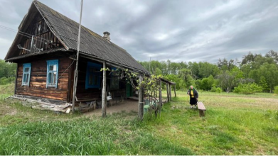 Історія довгожительки, яка сама живе на хуторі: 91-річна волинянка садить город і носить воду з криниці