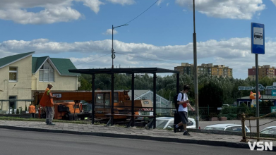 У Луцьку біля «Нової лінії» облаштовують зупинку. Фото