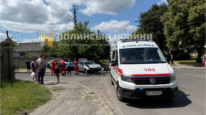 Від удару Tesla пробила паркан: у Луцьку зіткнулися дві автівки