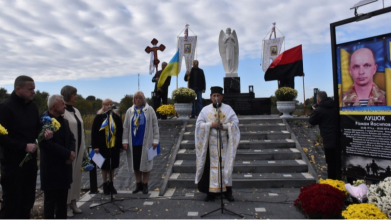 Пам’ять поколінь: на Волині відкрили меморіал загиблим у війнах односельчанам та Алею Слави