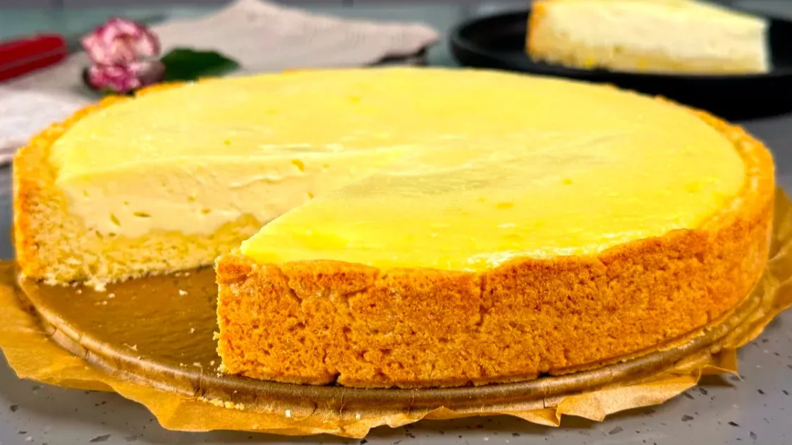 Домашній «Сметанник» — ніжний пиріг із кремовою начинкою, що тане в роті