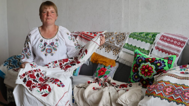 «У них – душа наших предків»: волинянка зберігає унікальні сорочки віком понад 100 років