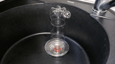 Простий спосіб прочистити злив і позбутися запаху без хімії