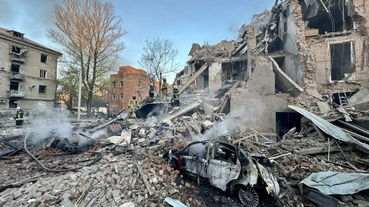 Один з постраждалих будинків у Дніпрі