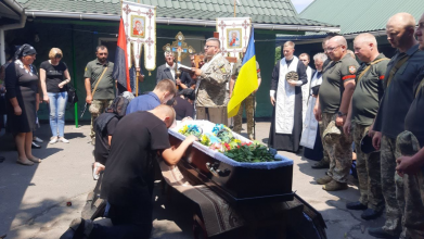 Волиняни на колінах з повним серцем болю попрощалися із загиблим Героєм Володимиром Сидляром