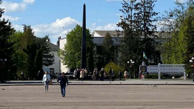 Принесли вінки та квіти: у Володимирі група людей похилого віку зібралася на мітинг до 9 травня