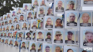 У Луцьку відкрили фотостенд «Живемо з надією. Пам’ятаємо. Чекаємо» зі світлинами безвісти зниклих воїнів