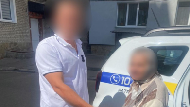 У Луцьку патрульні повернули додому 83-річну жінку, яка заблукала