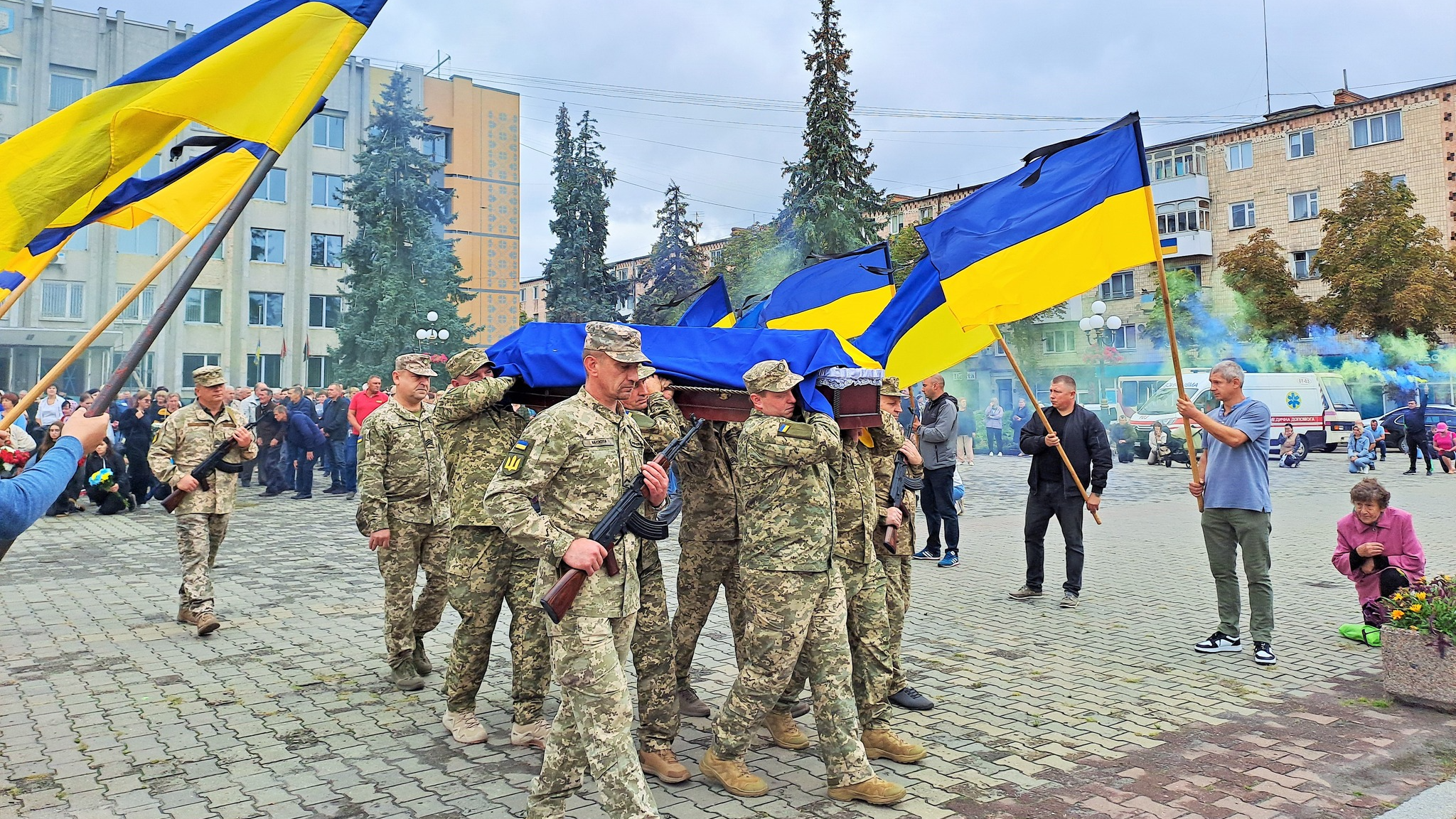 Воїн, захисник і батько чотирьох донечок: на Волині в останню дорогу провели 43-річного Героя Олександра Дригулю