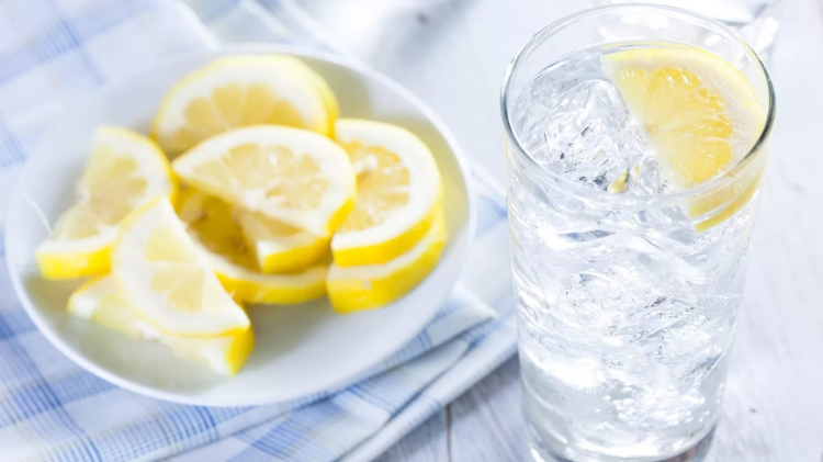 Лимонна вода зранку: що кажуть дієтологи та чи справді вона корисніша за звичайну