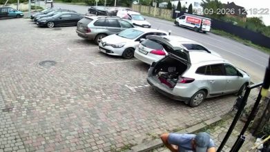 Машину відкинуло на узбіччя: у жахливій автотрощі під Луцьком постраждали двоє людей