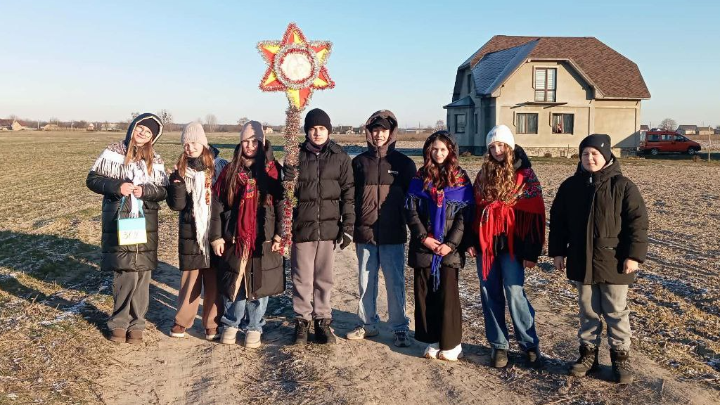 Коляда заради перемоги: семикласники з Волині передали 12 тисяч гривень на підтримку ЗСУ