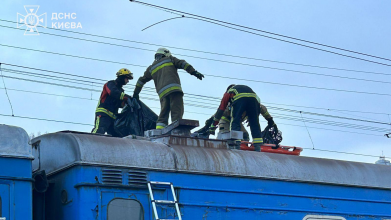 Підлітки залізли на дах потяга у Києві