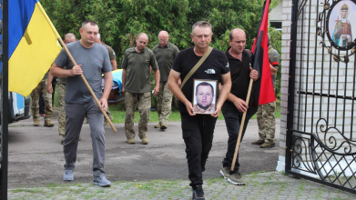 Весільний коровай - у траурній процесії: на Волині попрощалися з Героєм Віктором Бурковським