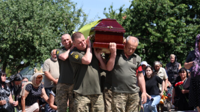 Вважався зниклим безвісти: у Луцькій громаді в останню дорогу провели захисника Юрія Клевця