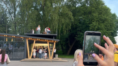 Цікава локація: у Луцьку відкрилося кафе зі сценою на даху