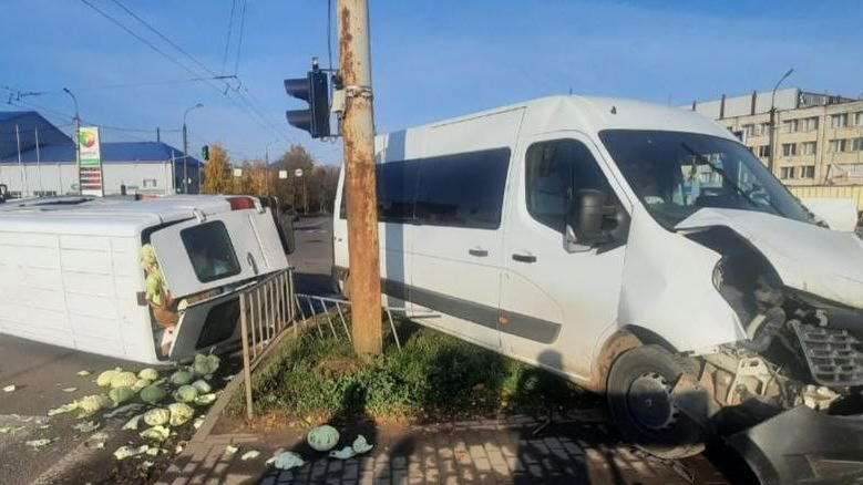 Бус від удару перекинувся на бік: у Луцьку внаслідок ДТП травмувався водій автомобіля