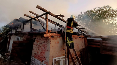 Після удару блискавки на Волині горіла господарська споруда