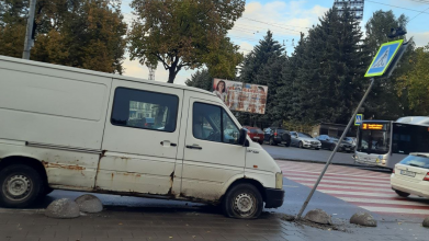 ДТП у Луцьку: бус вилетів на тротуар та збив дорожній знак
