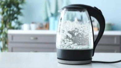 Не поспішайте купувати новий чайник: як за 10 хвилин позбутися накипу без зайвих витрат