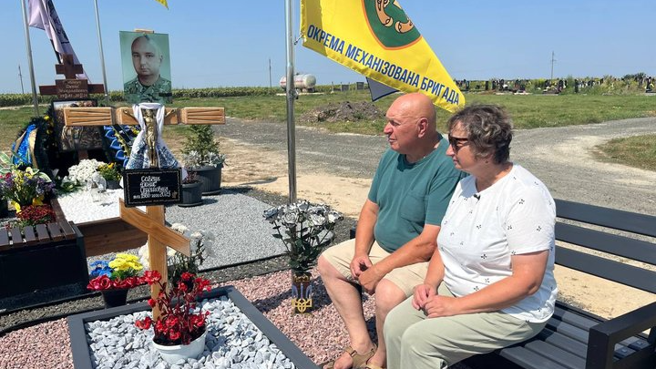 «Довелося пережити три болючі моменти»: батьки загиблого лучанина розповіли про сина-героя