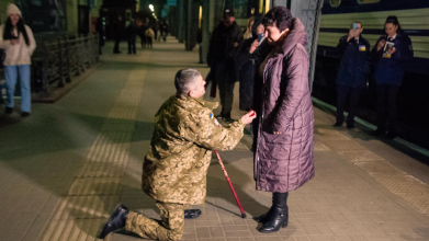 Військовий освідчився коханій на вокзалі після повернення з фронту