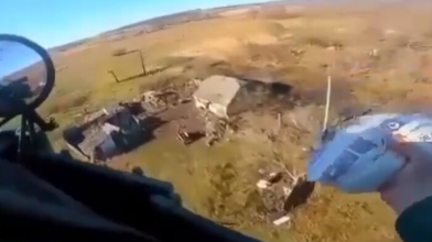 Постійно їх вітала на бойових вильотах: українські пілоти скинули з вертольота подарунок дівчинці. Відео