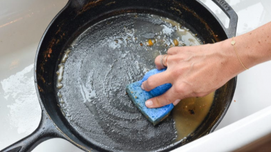 Простий спосіб очистити сковорідку всередині та зовні: чорний нагар зійде за хвилини