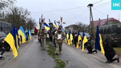 Загинув на війні у розквіті сил: на Волині в останню дорогу провели відважного Героя Богдана Диня