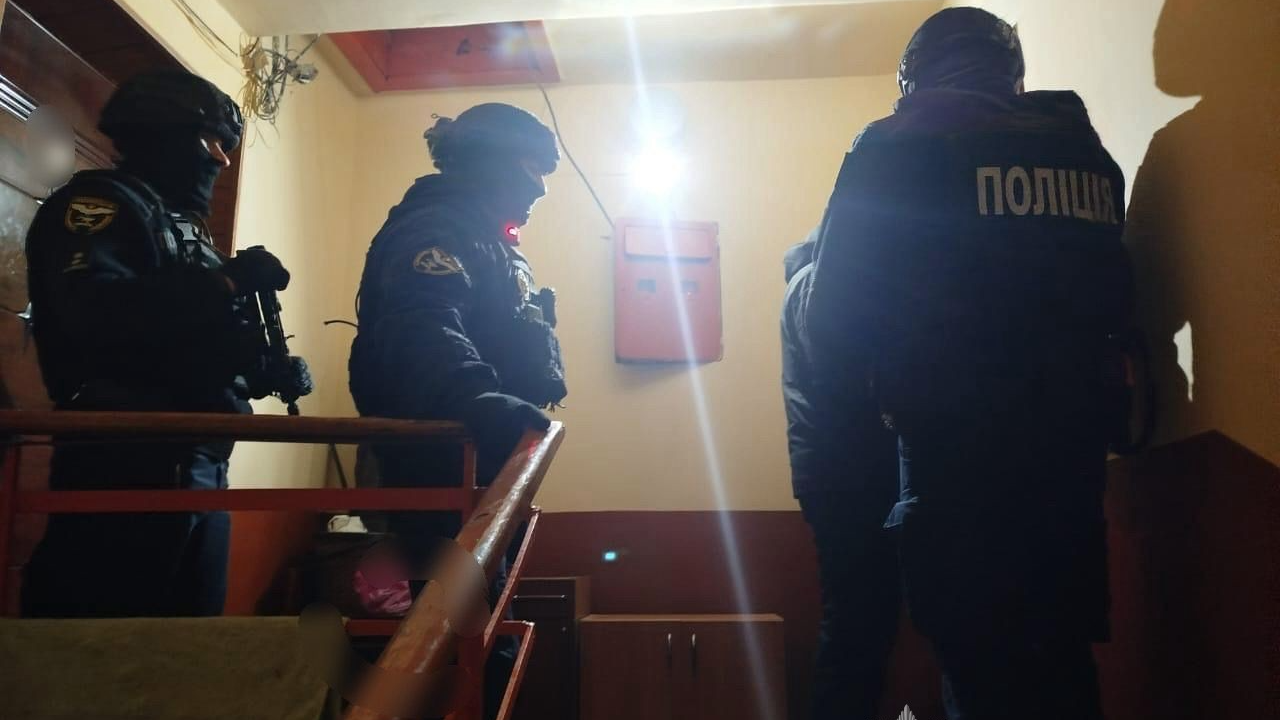 Граната і зброя вдома: на Волині викрили продавця вибухових речовин