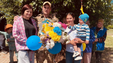 Зі сльозами радості та прапорами: на Волині емоційно зустріли звільненого з полону воїна Вадима Яковського