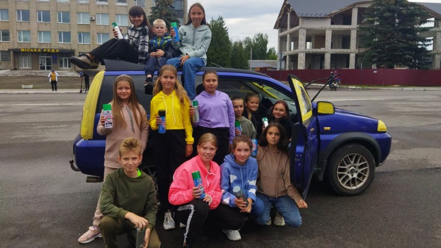У Любомлі дітлахи назбирали грошей на авто для волинських бійців