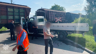На Волині водій проігнорував світлофор і зіткнувся з локомотивом