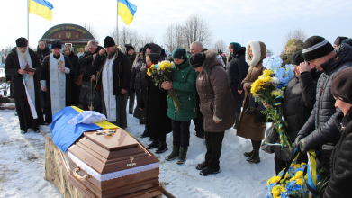 Загинув внаслідок удару ворожого безпілотника: на Волині попрощалися з Героєм Володимиром Лавренюком
