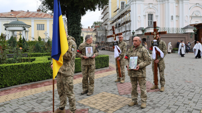 Біль і смуток: у Луцьку провели в останню дорогу двох Героїв – Максима Жидкова та Олександра Крижана