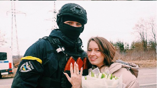 Кохання і війна: на Тернопільщині поліціянт освідчився своїй дівчині на блокпості